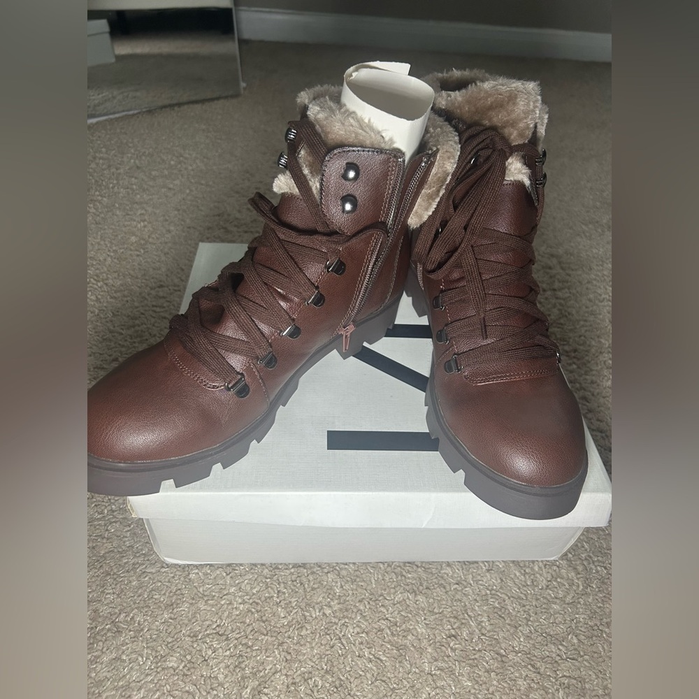 Cozy Brown Lace-Up Boots with Fur Lining